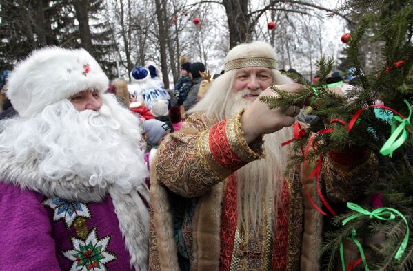 Удмуртский Дед Мороз Тол Бабай (слева) с другим сказочным персонажем - Sputnik Казахстан