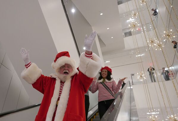 Санта-Клаус на эскалаторе в магазине Nordstrom в Нью-Йорке - Sputnik Казахстан