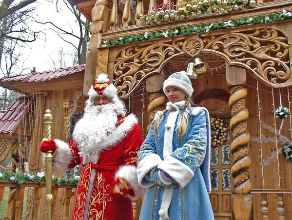 Белорусский Дед Мороз со Снегурочкой в Беловежской пуще - Sputnik Казахстан
