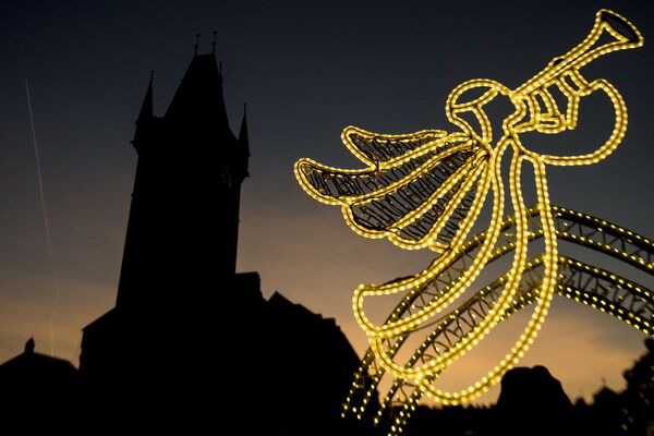 Рождественские украшения на Староместской площади в Праге - Sputnik Казахстан
