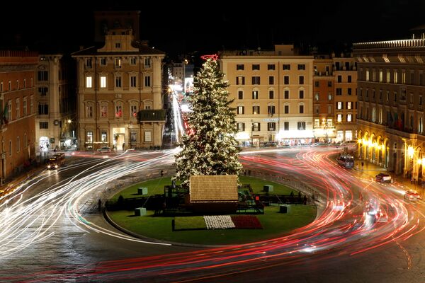 Новогодняя ёлка на площади Пьяцца Венеция в Риме. - Sputnik Казахстан