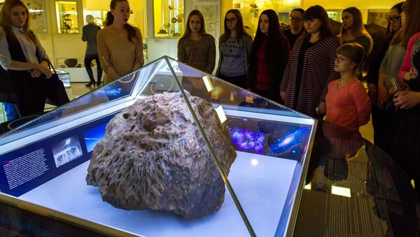 Метеорит Челябинск в Краеведческом музее - Sputnik Казахстан