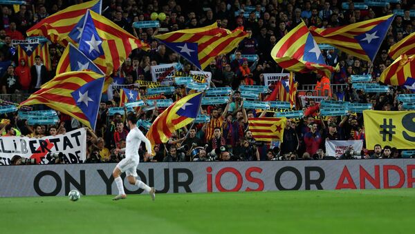 Болельщики Барселоны развевают флаги независимости во время футбольного матча с Реалом на стадионе Камп Ноу - Sputnik Казахстан