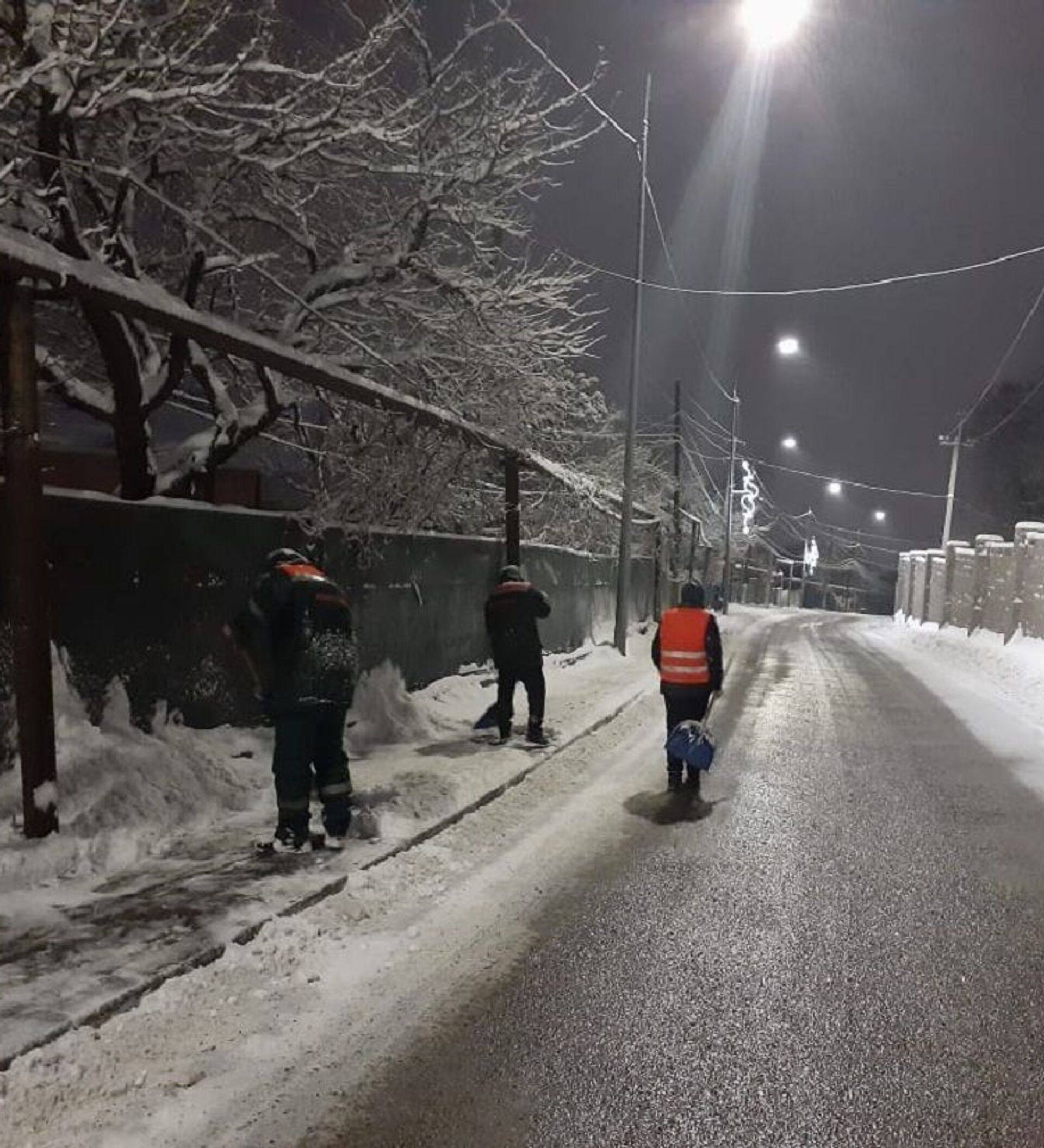 Декабре выпадет снег. Алматы снег. Алматы дорога снег. Алматы ночь снег. Алматы город снег.