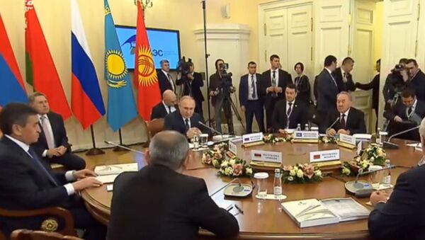 Владимир Путин принимает участие в заседании ВЕЭС - Sputnik Казахстан