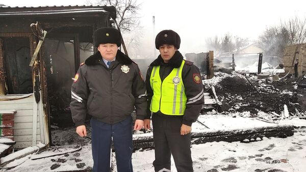 Пожарные, вынесшие из огня двоих детей - Sputnik Казахстан