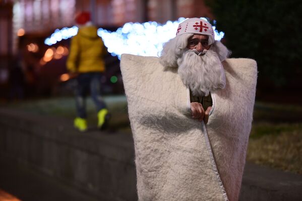 Грузинский Дед Мороз Товлис Бабуа на улице Тбилиси в канун Нового года - Sputnik Казахстан