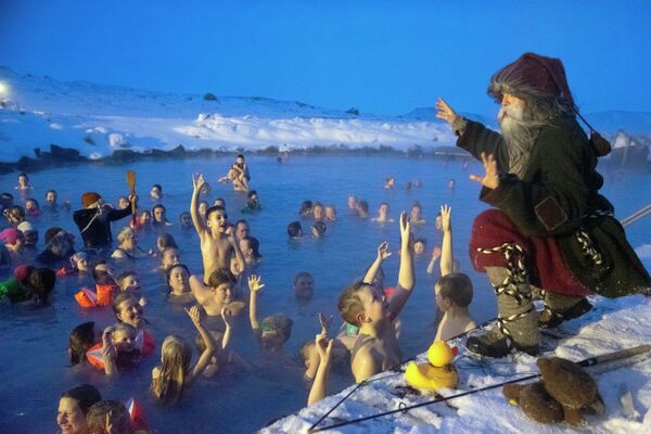 Дед Мороз в геотермальной лагуне у озера Миватн, север Исландии.  - Sputnik Казахстан