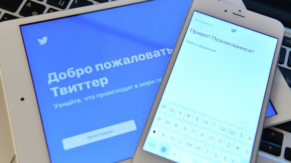Страница социальной сети Twitter на экранах смартфона и планшета - Sputnik Казахстан