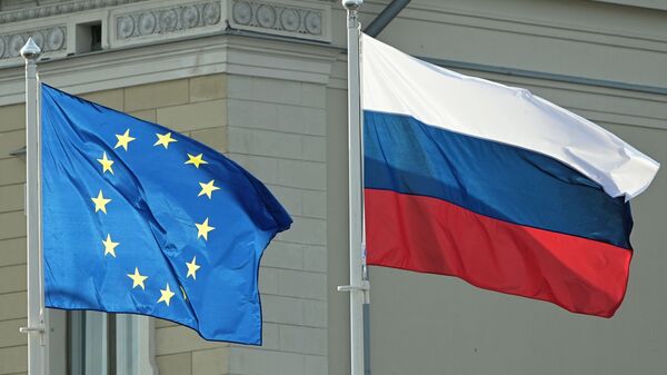 Флаги России и Евросоюза у президентского дворца в Хельсинки - Sputnik Қазақстан
