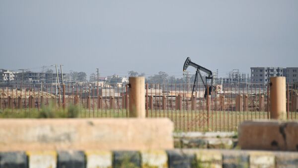 Нефтяная скважина на окраине Дейр-эз-Зора (Сирия) - Sputnik Казахстан