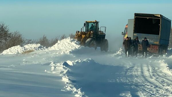 Расчистка снега на трассе - Sputnik Казахстан