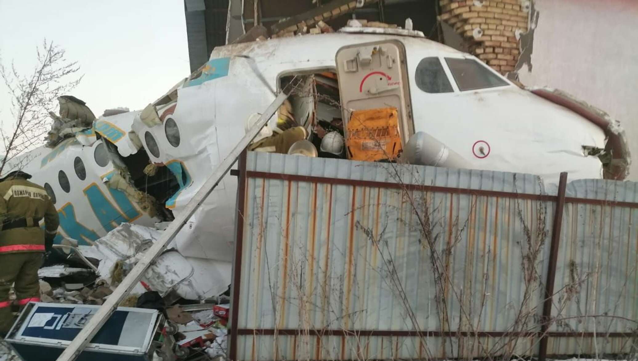 Упал самолет. Авиакатастрофа Алматы 2019. Катастрофа Fokker 100 под Алма-атой. Бек Эйр катастрофа 27 декабря.