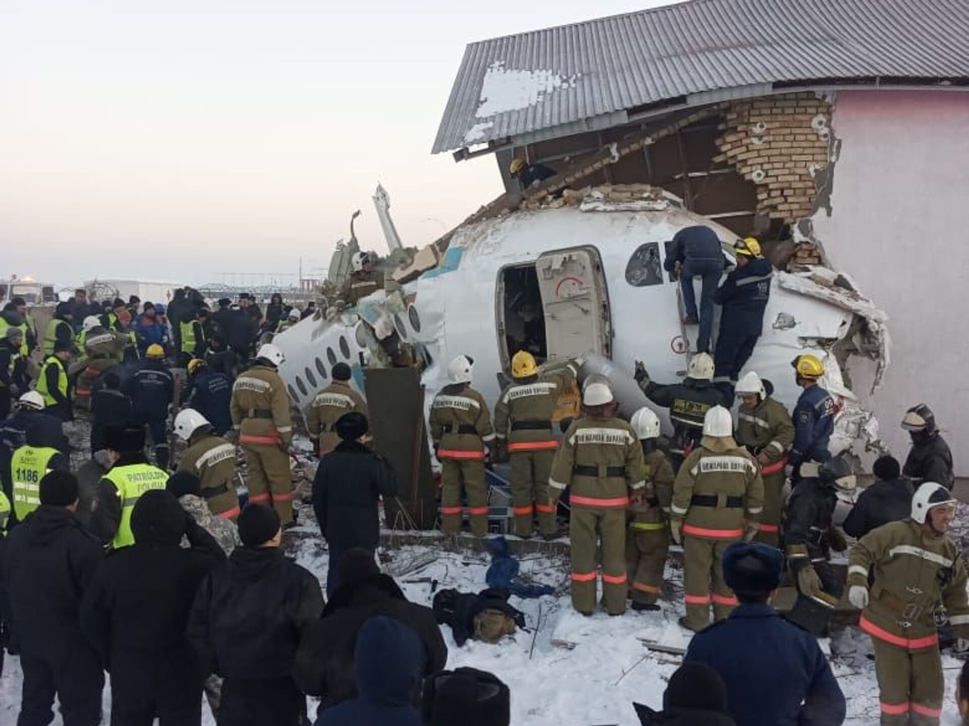 Новости о упавшем самолете. Авиакатастрофа Алматы 2019. ЧС на воздушном транспорте. Аварии на воздушном транспорте. Катастрофа Fokker 100 под Алма-атой.