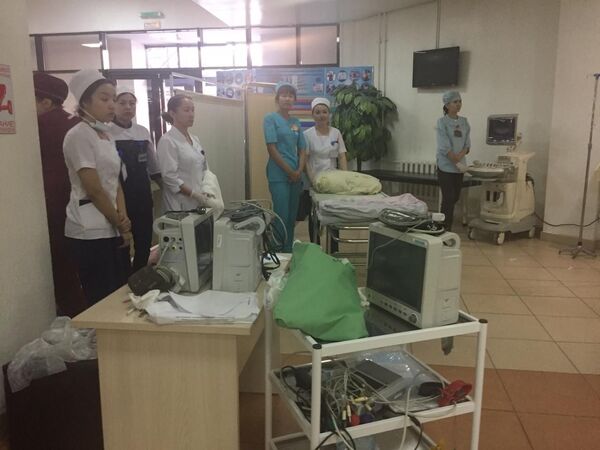 Персонал 4-й горбольницы принимает пострадавших при крушении самолета Бек Эйр - Sputnik Казахстан