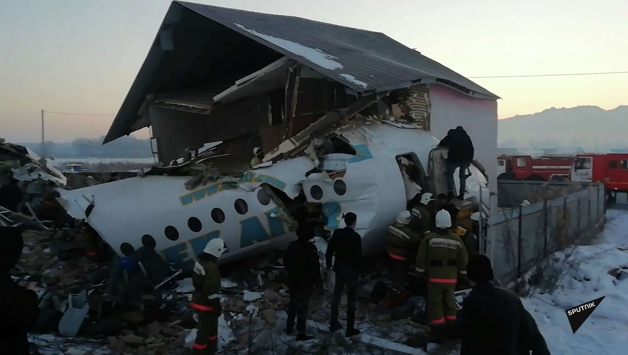 Авиакатастрофа 27. Авиакатастрофа в Алма Ате 2019. Fokker 100 Алматы катастрофа. Катастрофа ту-154 в Алма-Ате. Авиакатастрофа БЕКЭЙР В Алма-Ате 27 декабря 2019 года.