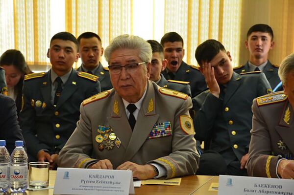 Мемориальную доску погибшему в авиакатастрофе генералу Кайдарову открыли в Алматы - Sputnik Казахстан