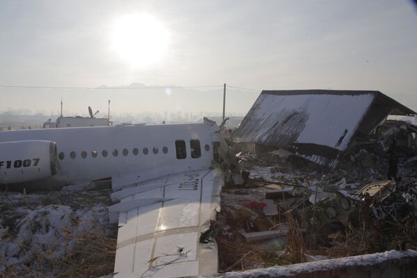 Самолет Bek Air, разбившийся в Алматы - фото с места происшествия - Sputnik Казахстан