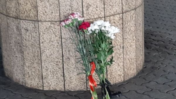 Цветы в память о погибших в авиакатастрофе - Sputnik Казахстан