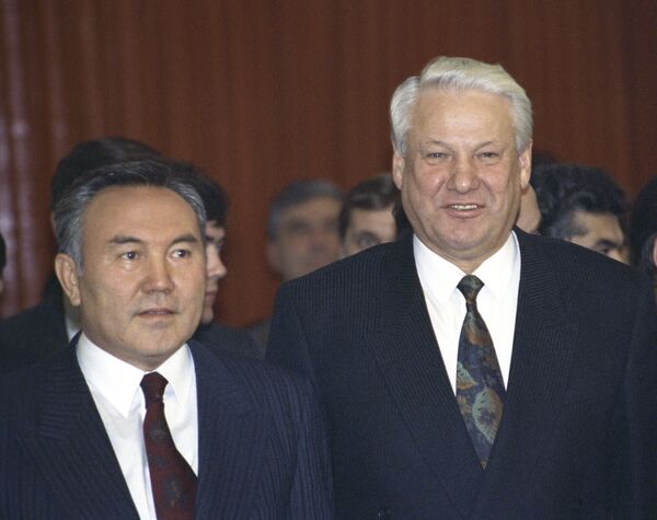 Президент Казахстана Н.Назарбаев и Президент России Б.Ельцин после подписания декларации об образовании СНГ - Sputnik Казахстан