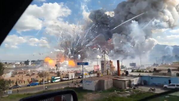 Сотни фейерверков в небе и столб дыма - в Мексике взорвался рынок пиротехники - Sputnik Казахстан