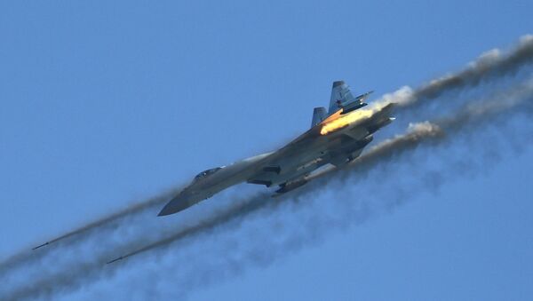 Многоцелевой истребитель Су-27, архивное фото - Sputnik Казахстан