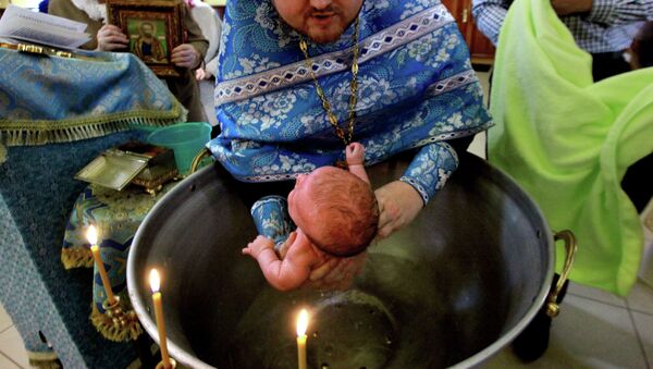 Обряд крещения младенца, архивное фото - Sputnik Казахстан