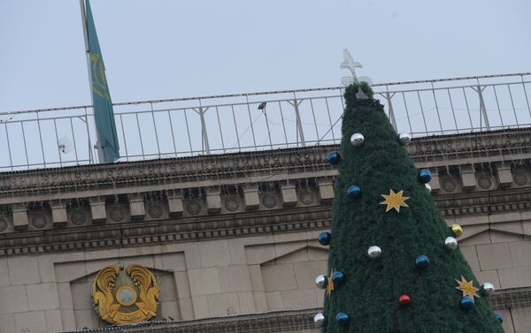 Флаг Казахстана приспустили на площади Астана в Алматы - Sputnik Казахстан