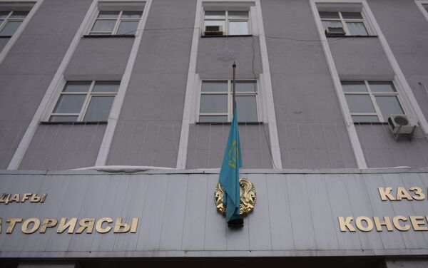 Флаг Казахстана приспустили на здании консерватории имени Курмангазы - Sputnik Казахстан