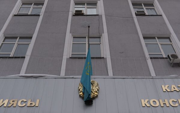 Флаг Казахстана приспустили на здании консерватории имени Курмангазы - Sputnik Казахстан