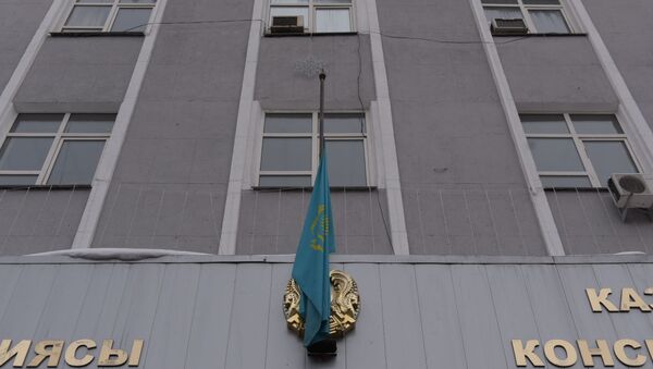 Флаг Казахстана приспустили на здании консерватории имени Курмангазы - Sputnik Қазақстан
