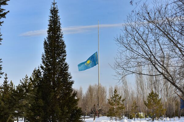 Флаг Казахстана приспустили в Нур-Султане - Sputnik Казахстан