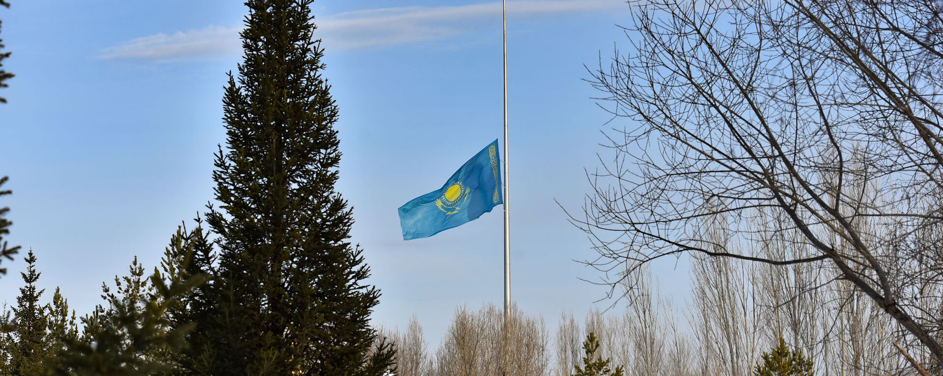 Флаг Казахстана приспустили в Нур-Султане - Sputnik Казахстан, 1920, 28.10.2023