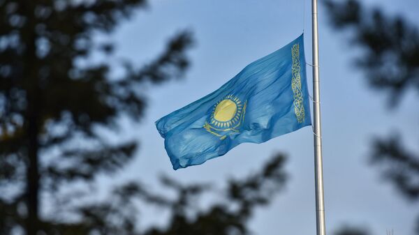 Спущенный флаг Казахстана - Sputnik Казахстан