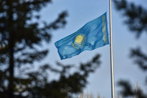 Флаг Казахстана в столице страны приспустили в знак скорби по погибшим в авиакатастрофе под Алматы - Sputnik Казахстан