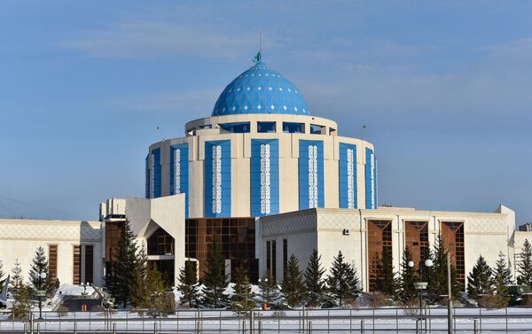 Спущенный флаг Казахстана на здании Военно-патриотического музея в Нур-Султане - Sputnik Казахстан