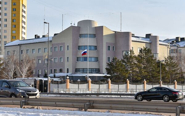 Приспущенный флаг на здании посольства России - Sputnik Казахстан
