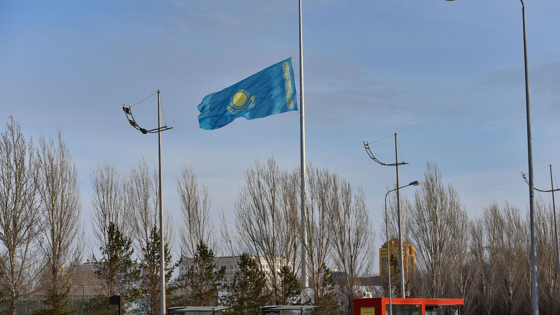 Спущенный флаг Казахстана - Sputnik Қазақстан, 1920, 10.01.2022