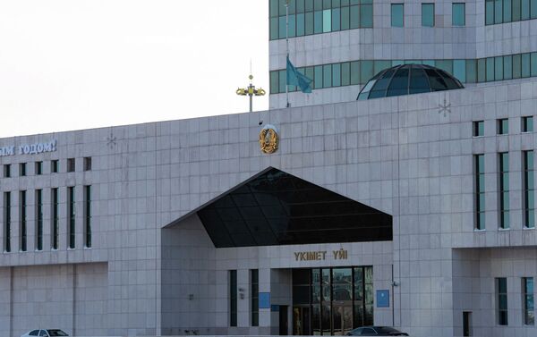 Спущенный флаг Казахстана на здании правительства Казахстана - Sputnik Казахстан