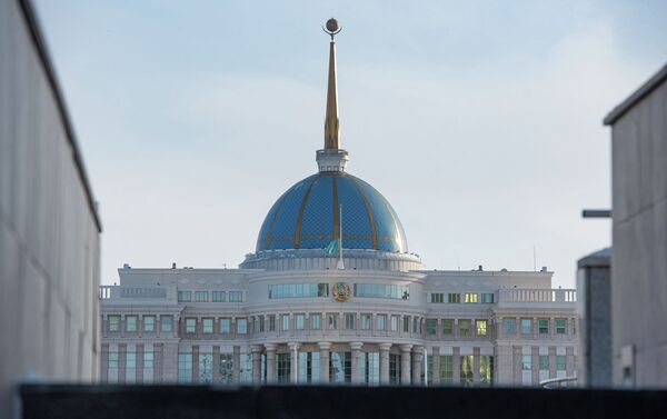 Спущенный флаг Казахстана на здании Акорды - Sputnik Казахстан