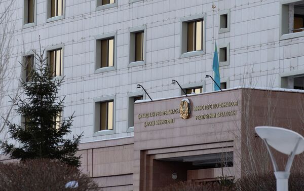 Спущенный флаг Казахстана на здании Дома министерств - Sputnik Казахстан