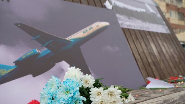 Импровизированный мемориал жертвам крушения самолета в Алматы - Sputnik Казахстан
