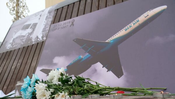 Импровизированный мемориал жертвам крушения самолета в Алматы - Sputnik Қазақстан