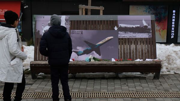 Импровизированный мемориал жертвам крушения самолета в Алматы - Sputnik Казахстан