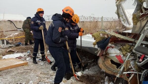Спасатели сливают топливо с самолета и разбирают обломки - Sputnik Казахстан