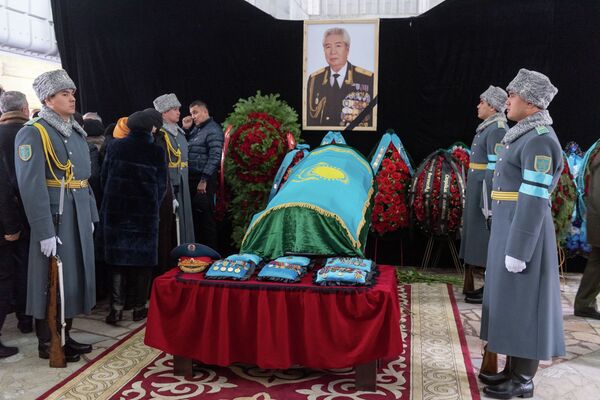 Алматыда халық ұшақ апатынан қаза болған генерал Қайдаровпен қоштасты - фото - Sputnik Қазақстан