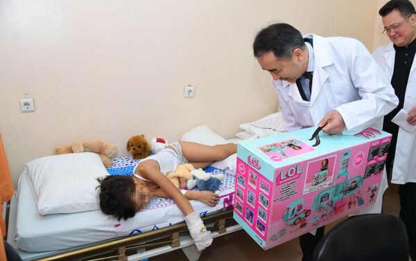 Президент передал подарки пострадавшим в авиакатастрофе детям в Алматы - Sputnik Казахстан