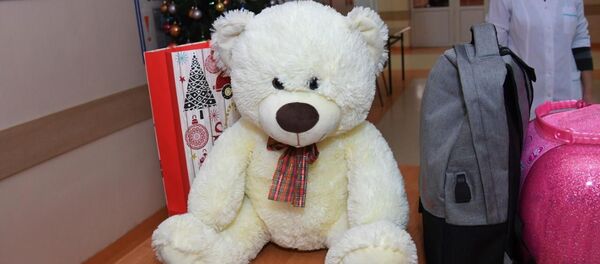 Президент передал подарки пострадавшим в авиакатастрофе детям в Алматы - Sputnik Казахстан