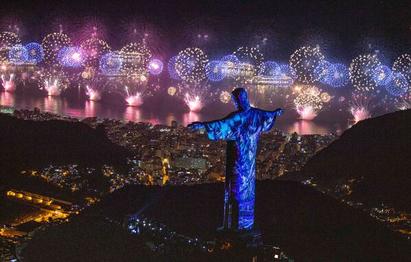 Статуя Христа-Искупителя во время празднования Нового года в Рио-де-Жанейро - Sputnik Казахстан