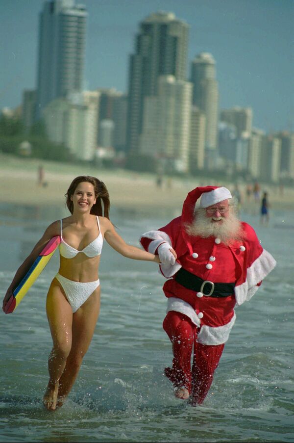 Австралийка и Санта-Клаус на пляже в Квинсленде, Австралия - Sputnik Казахстан